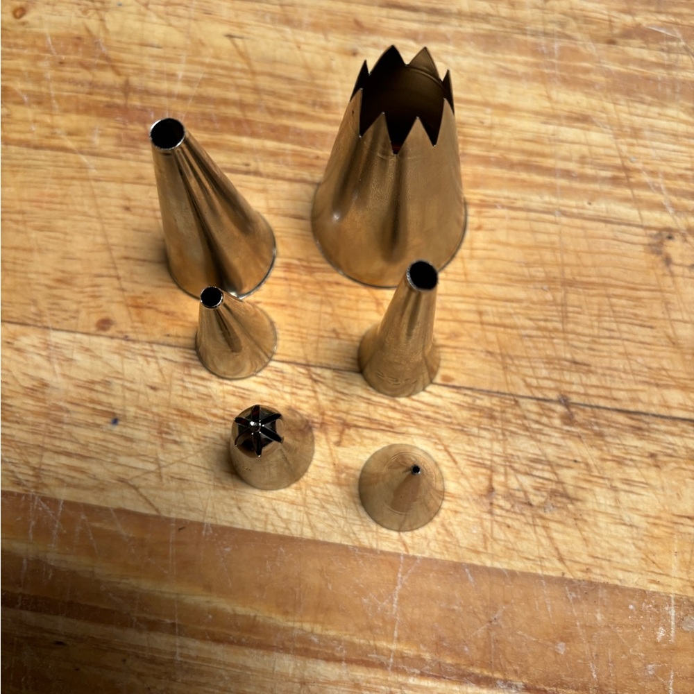 Magic Line Specialty Decorating Tips Set  of six Made in Korea